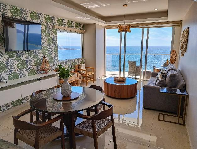 Beautiful Ocean Front luxury Condo. Excellent Vacation Home