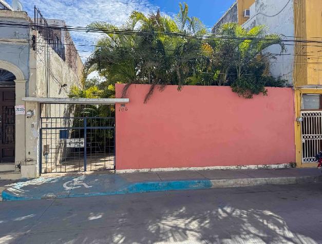 HOUSE FOR SALE IN HISTORIC CENTER, JUST STEPS FROM THE CATHEDRAL.