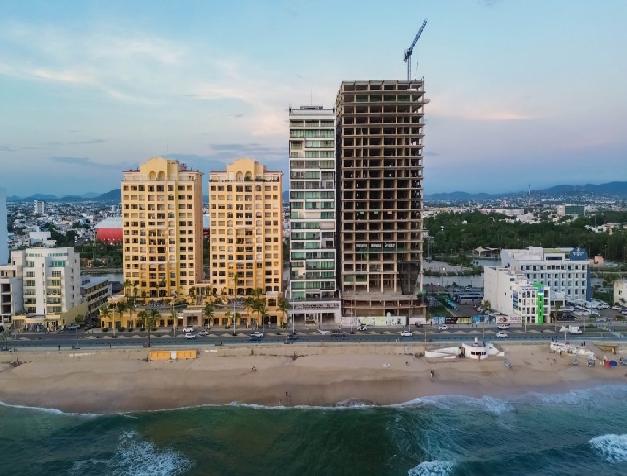 Condo by the ocean with Stunning Views